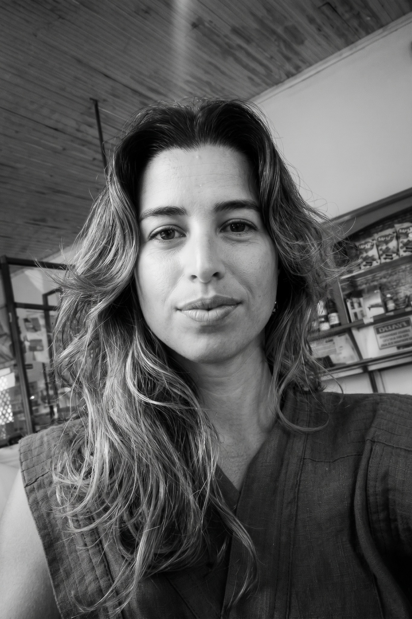 Retrato em preto e branco de Larissa Infante
