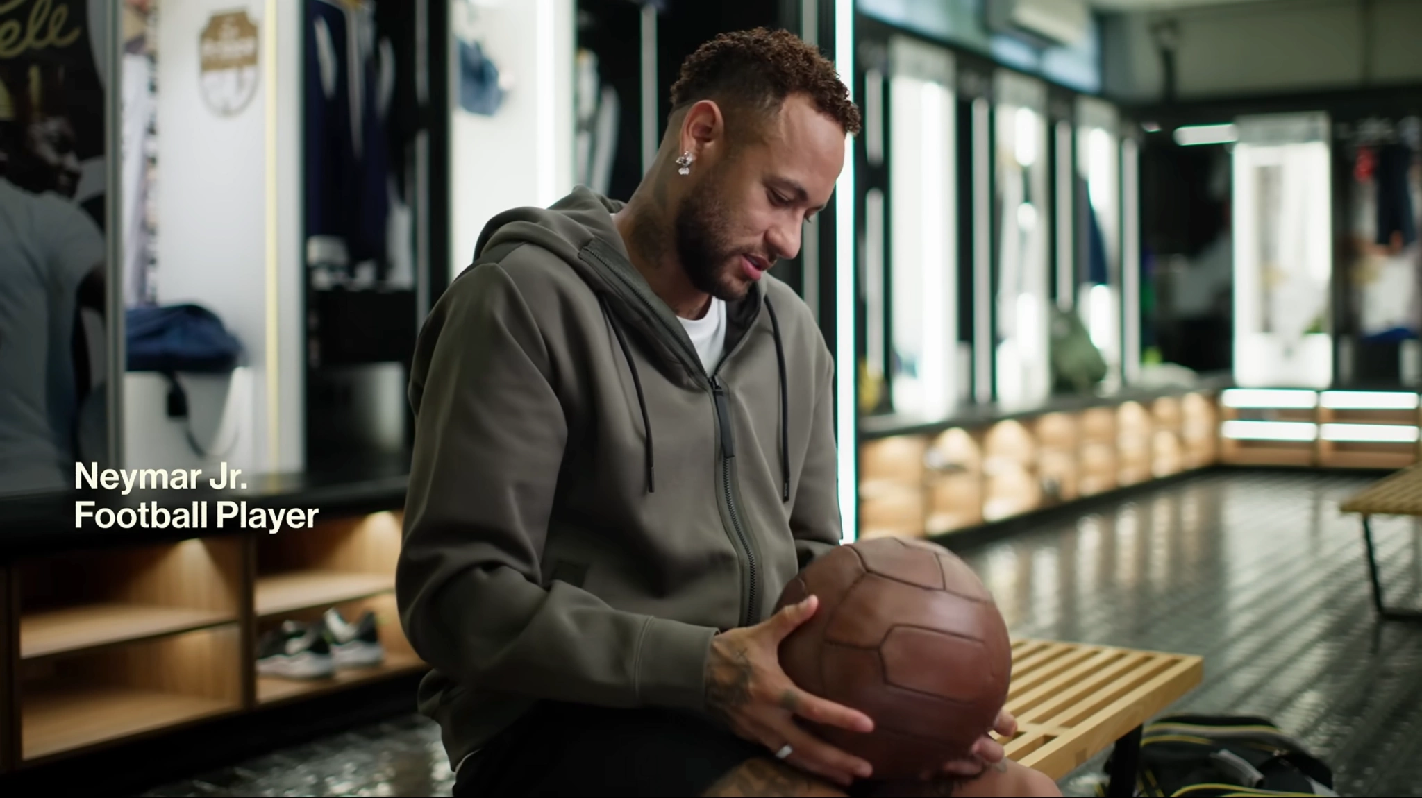 Entrevista com Neymar, segurando a bola de couro.