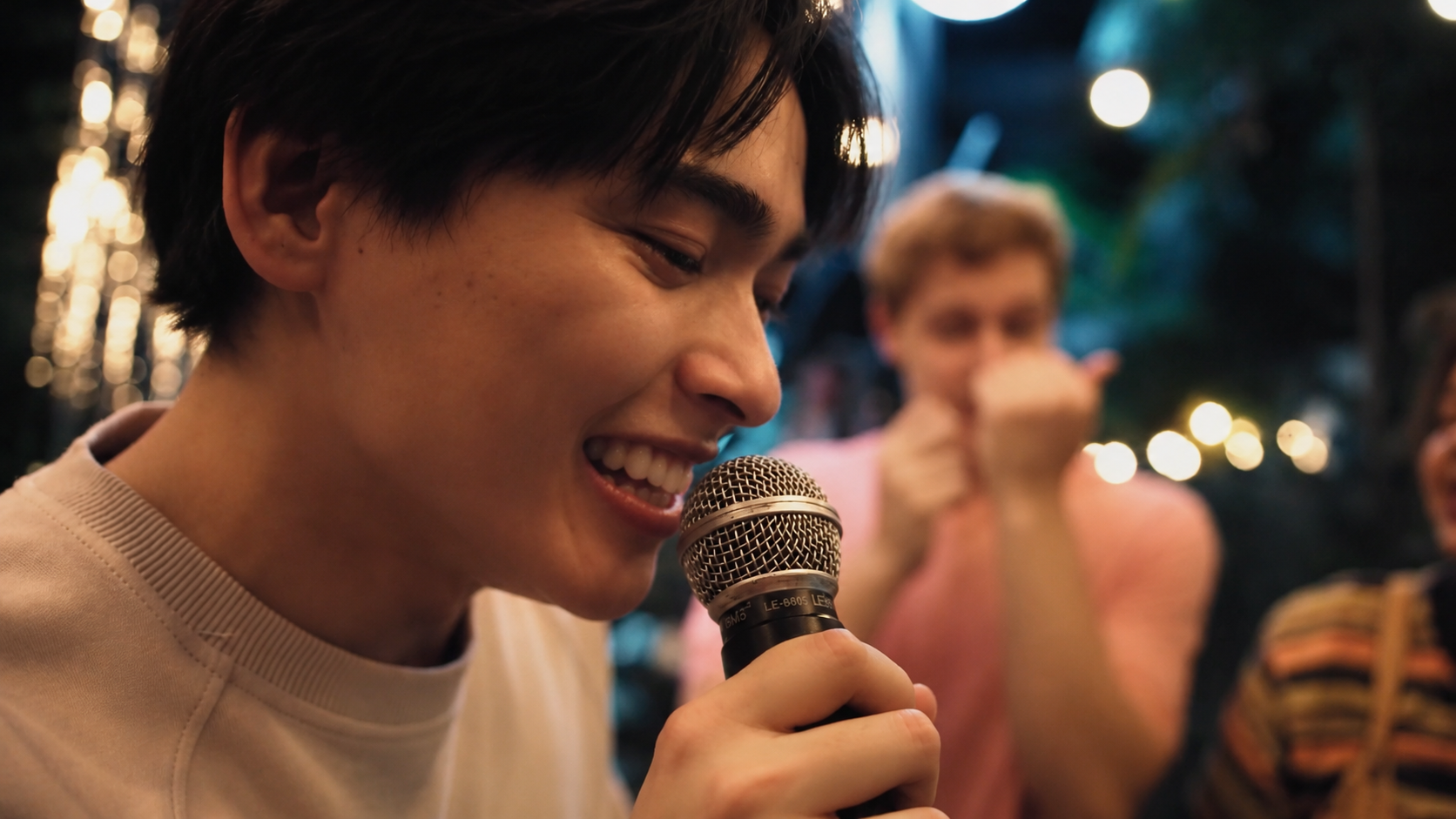 Cantora ao microfone em primeiro plano, com músicos e luzes desfocados ao fundo.